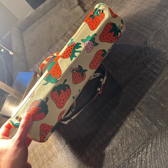 Gucci Cream Tote with Strawberry Design - Picture 14 of 15